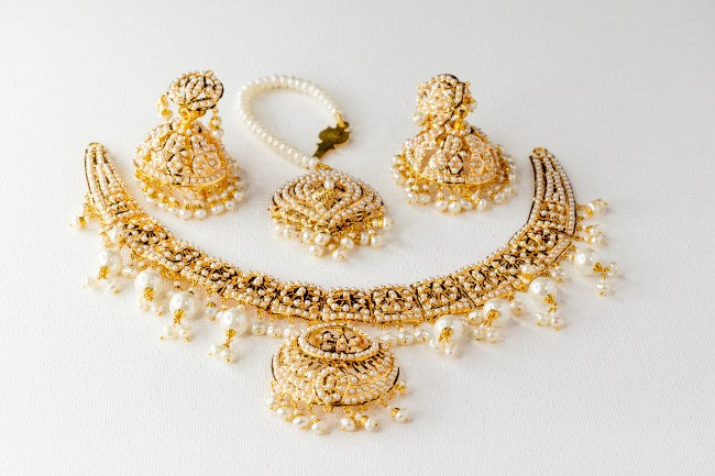 What Are The Different Kinds Of Bridal Sets Available For An Asian Bride?