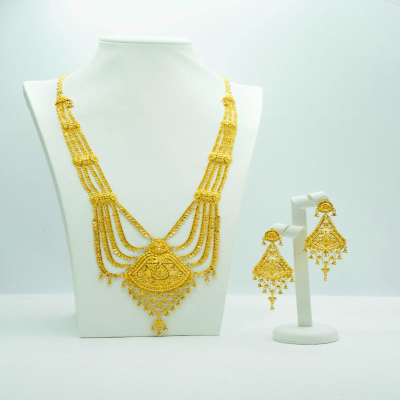 Intricate rani-haar with chandelier drop earrings