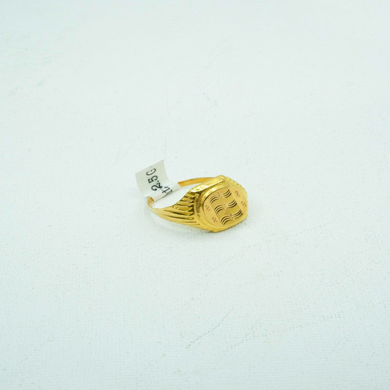 Bright gold ring with fine carvings-