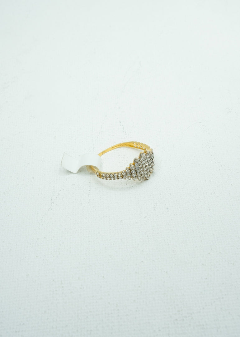 Diamond crusts embellished yellow gold ring