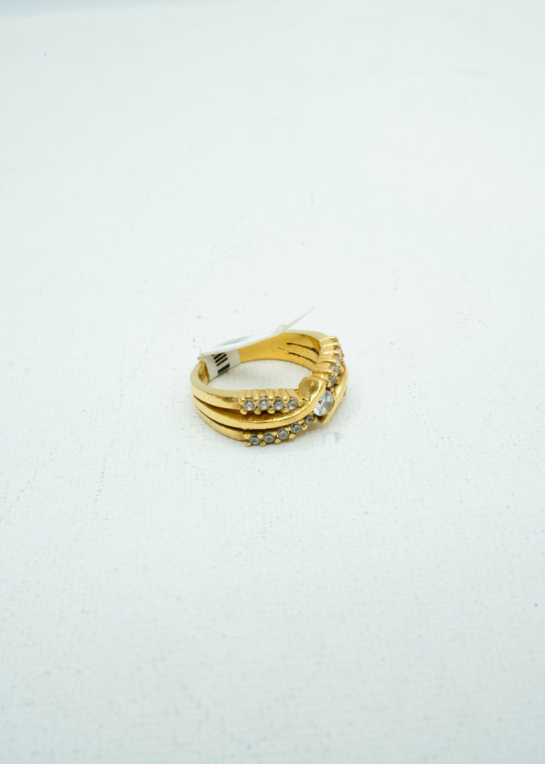 Diamond crusts engraved with single diamond stud ring in yellow gold