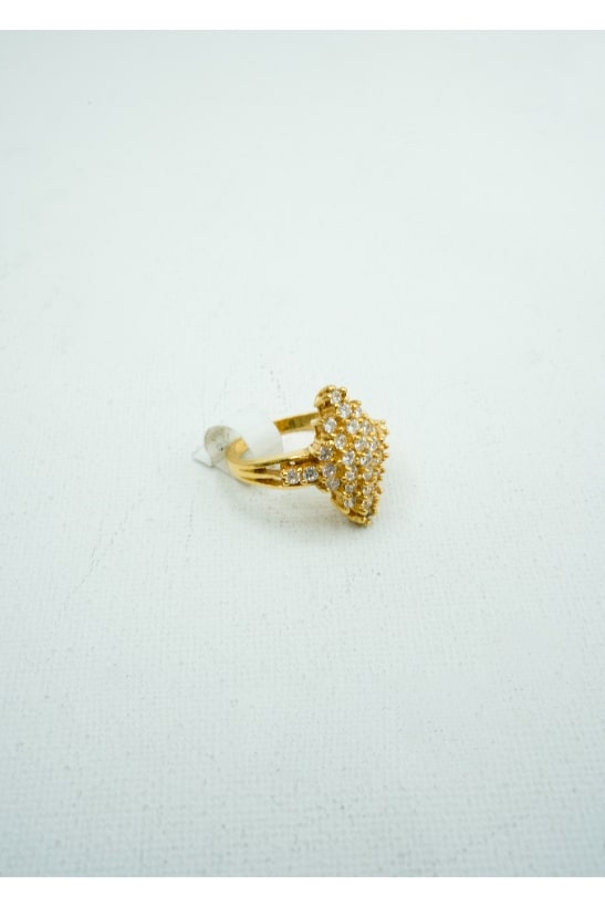 Princess cut yellow gold ring with embedded diamond crusts.