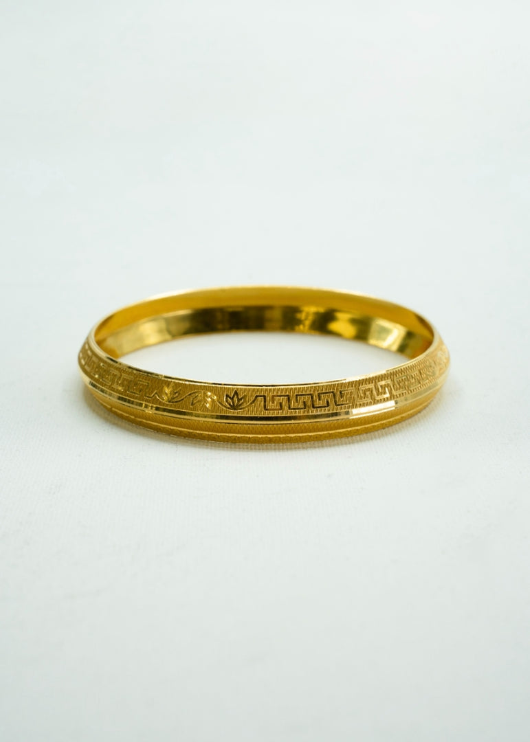 Smooth gold bangle, beautiful engravings