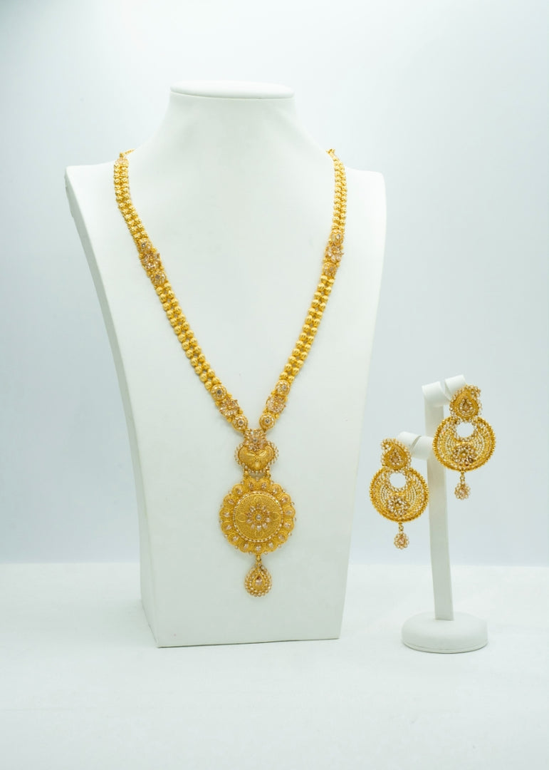 Stunning bridal designer Rani-Haar with matching big earrings in yellow gold