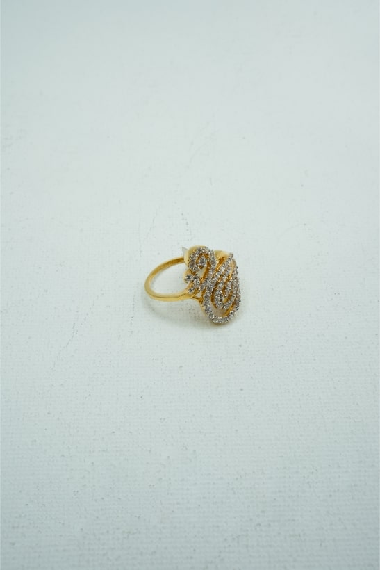 Swan-shaped cluster diamond gold ring