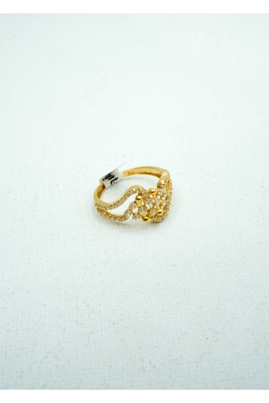 Yellow gold ring with tiny diamond crusts on it