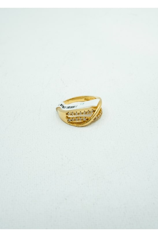Yellow gold ring with tiny diamond crusts on it