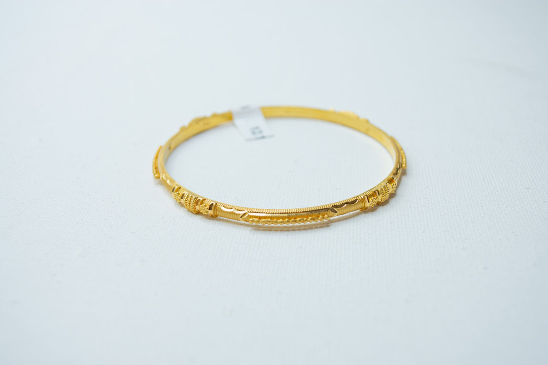 Imprint gold bangle-