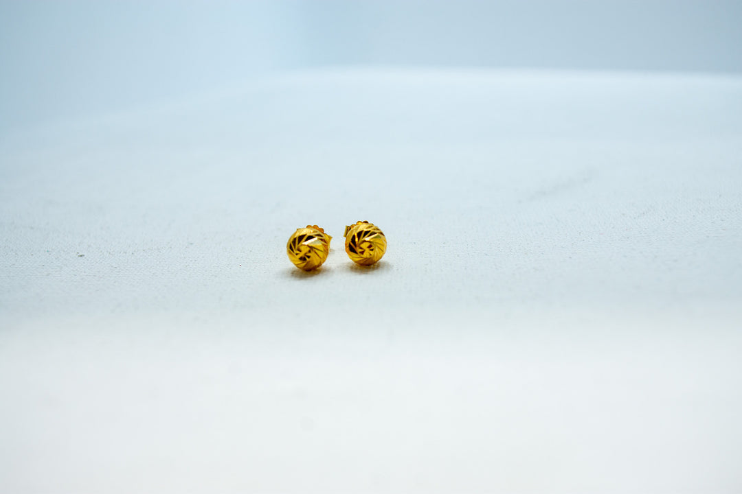 Delicate cut gold stud earrings
