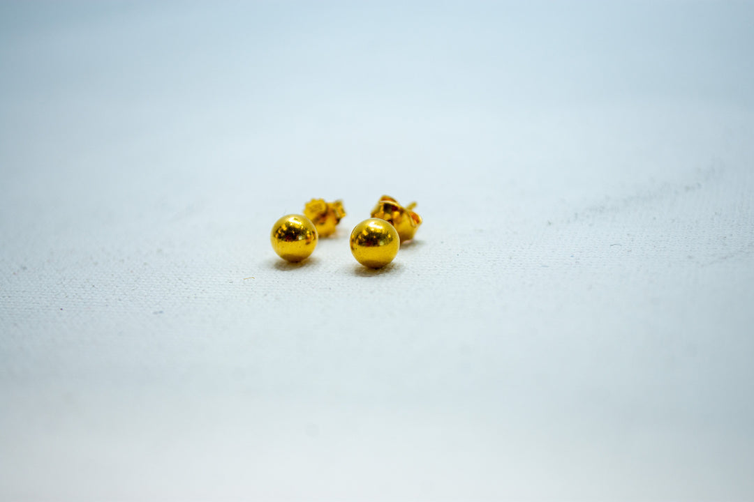 Shining sphere gold stud earrings