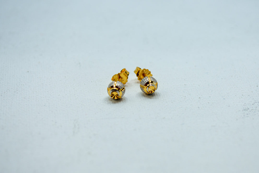 Metallic white gold studs earrings