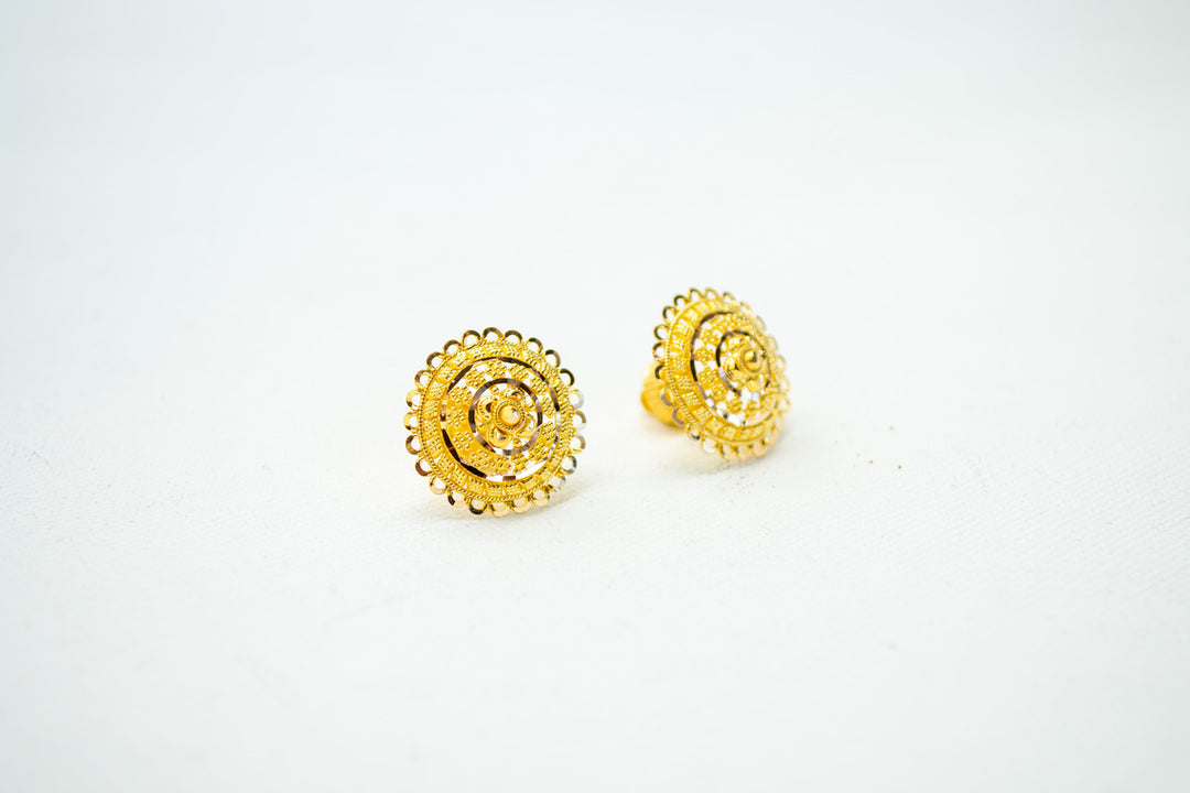 Striking yellow gold earrings