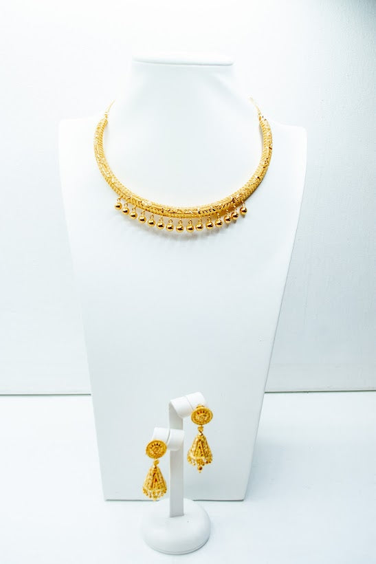 Traditional round set with hanging topas-