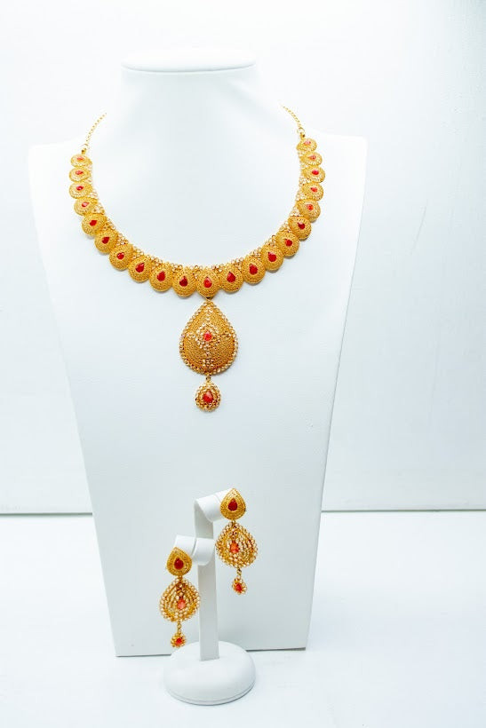 Finely detailed teardrop designer necklace set