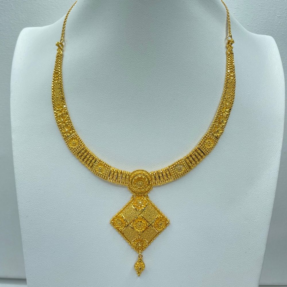 Yellow gold traditional bridal necklace set