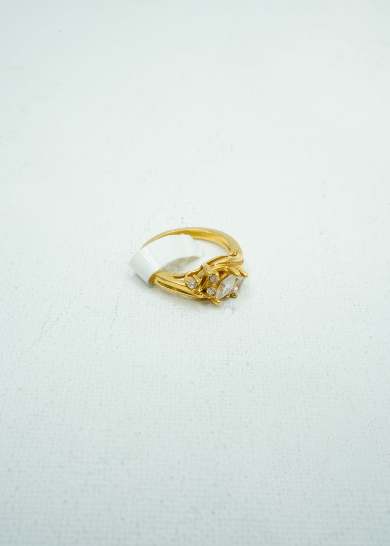 Dainty yellow gold ring with diamond crusts and stone