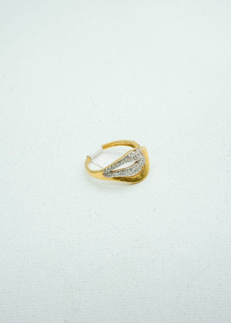 Diamond cluster leaf-shaped gold ring