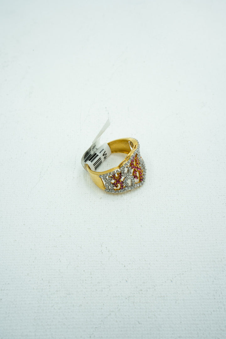 Double -toned yellow and role gold engraved ring
