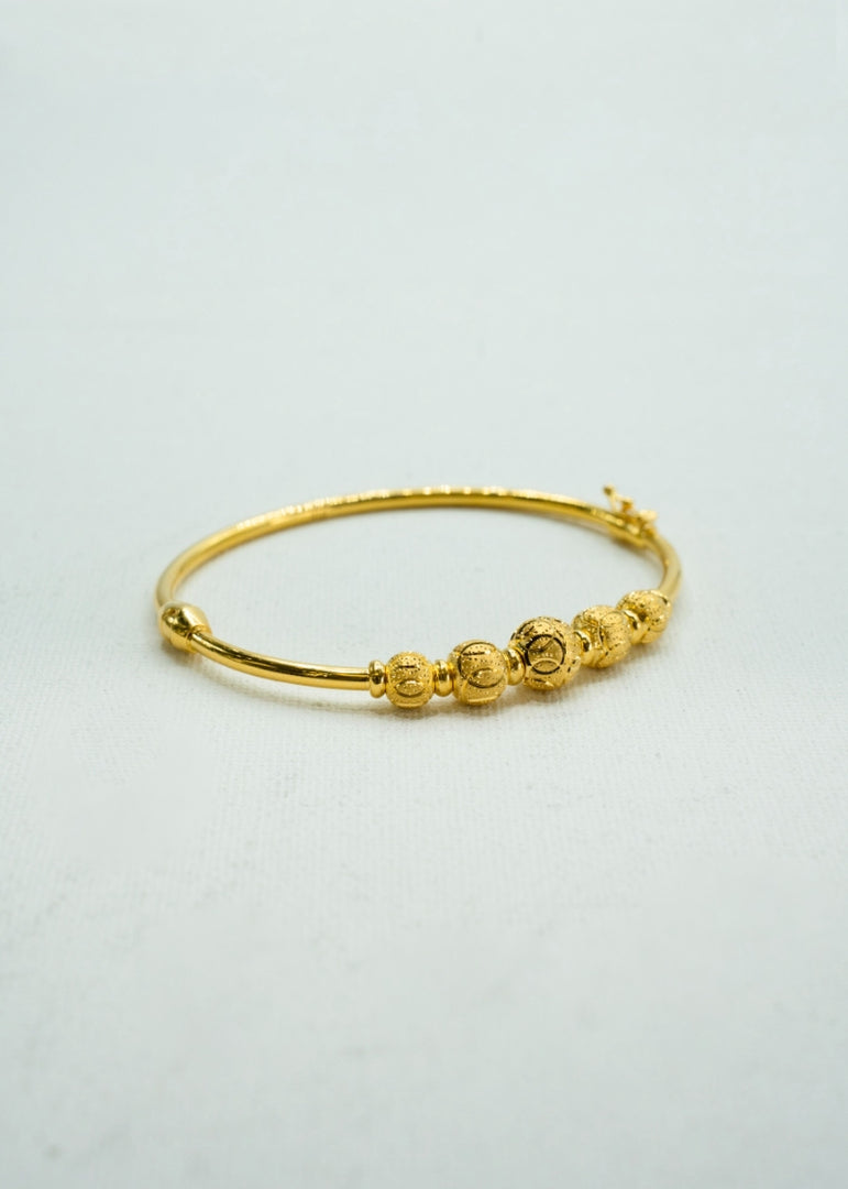 Glamourous Yellow-gold beaded bracelet bangle