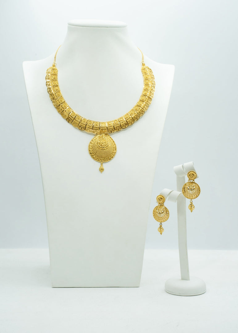 Opulent yellow gold necklace with heavy harriya and matching drop earrings