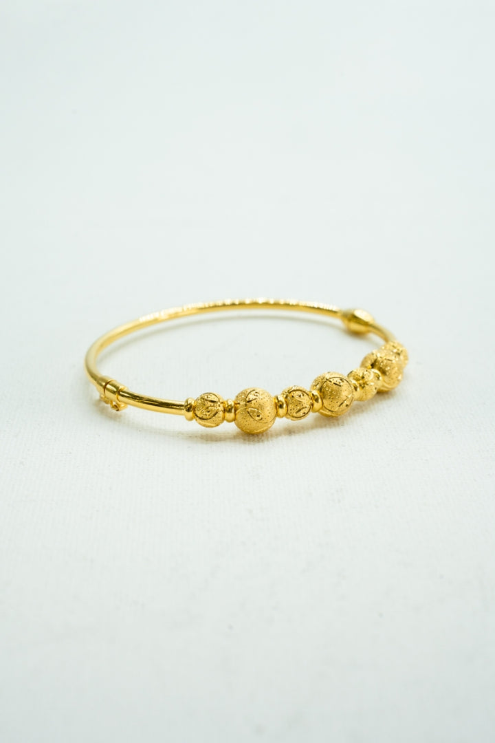 Splendid yellow-gold beaded bangle bracelet