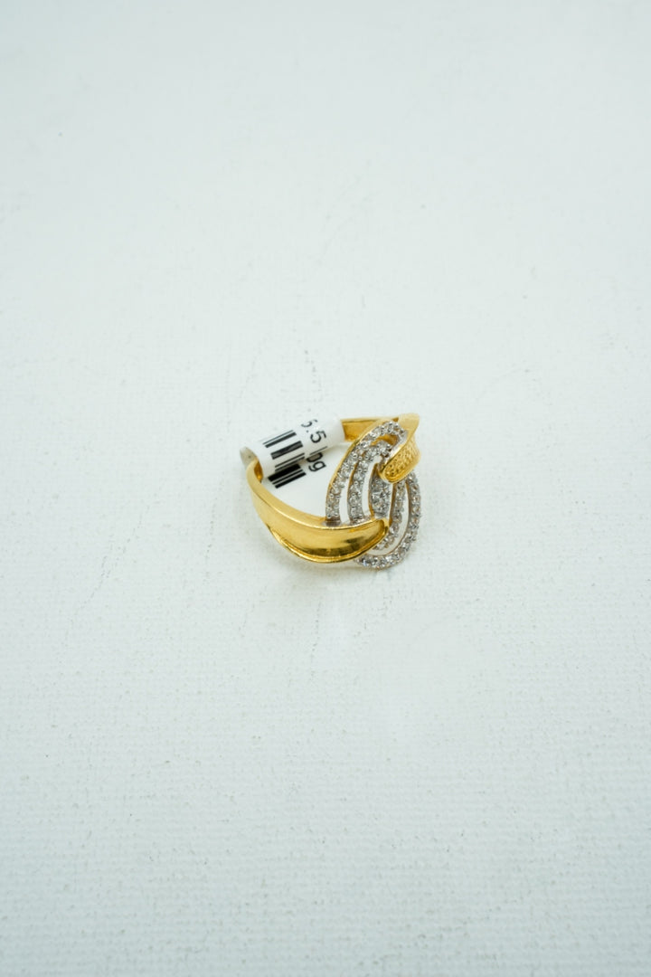 Stellar diamond encircled ring with gold claws ring