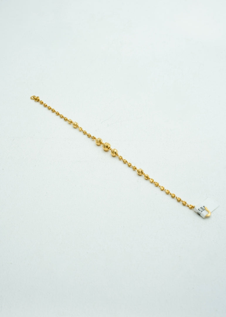 Stunning yellow-gold bracelet with traditional beads