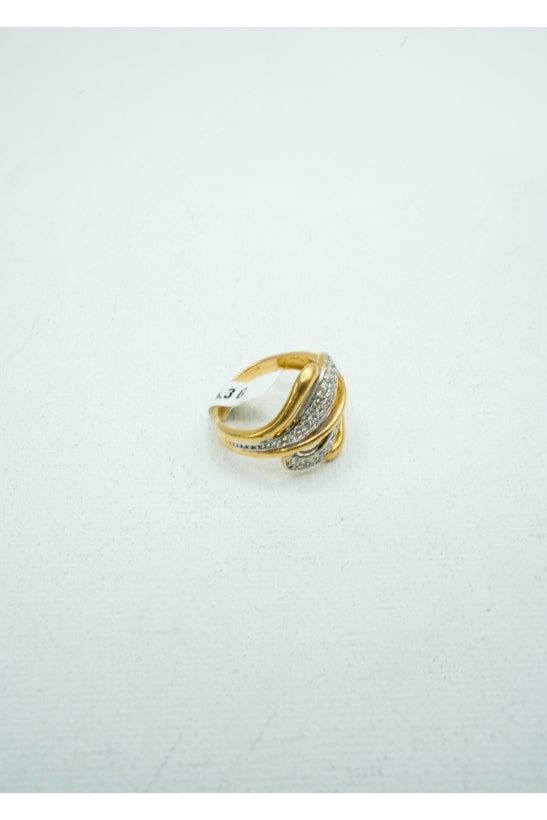 Sweeping diamond crust ring with yellow gold band