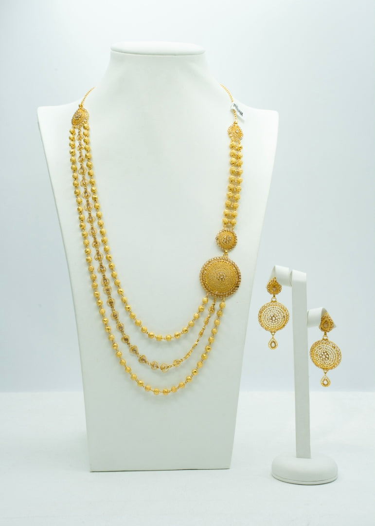 The bridal jewellery collection of Magnificient Raani-Haar with gold beads and gold harriya matching long earrings