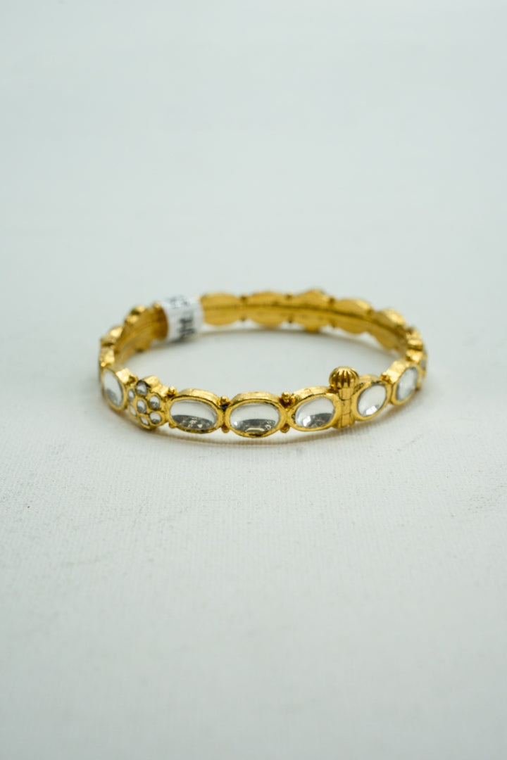 Yellow-gold bracelet with stones studded for a royal finish