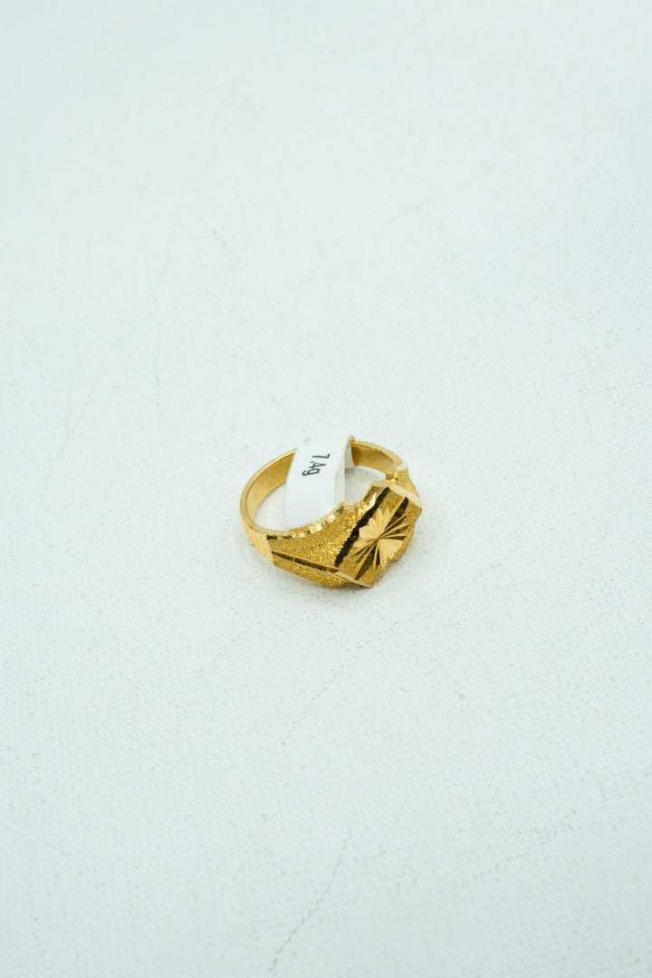 Yellow-gold ring with textured engravings