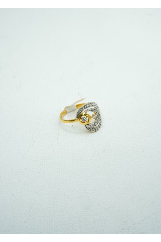 Yellow gold band with a hallow diamond crust centre