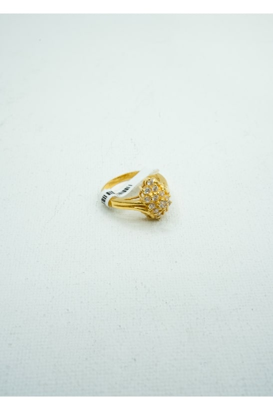 Yellow gold ring with diamond crusts embedded in the centre
