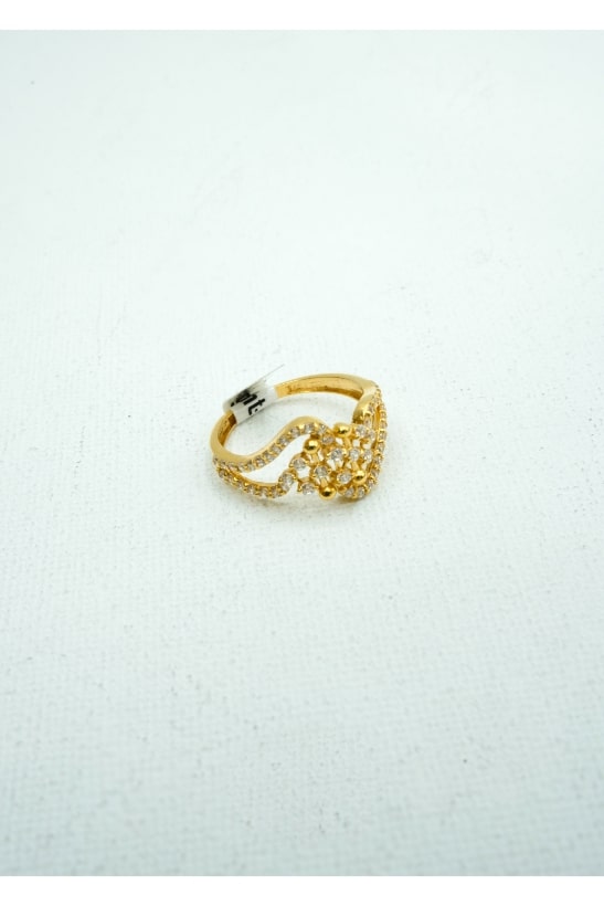 Yellow gold ring with tiny diamond crusts on it