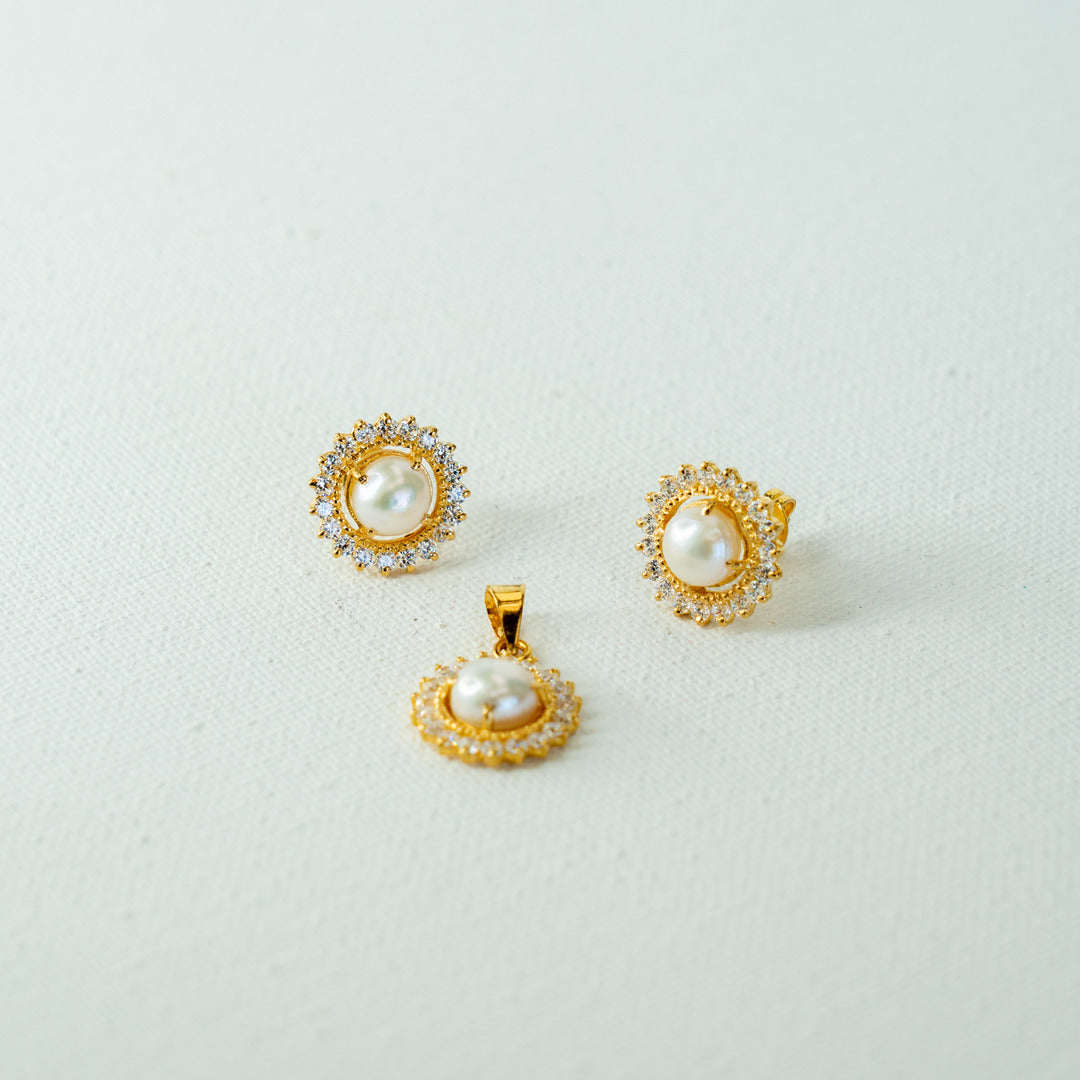 Pearl embedded gold pendant set