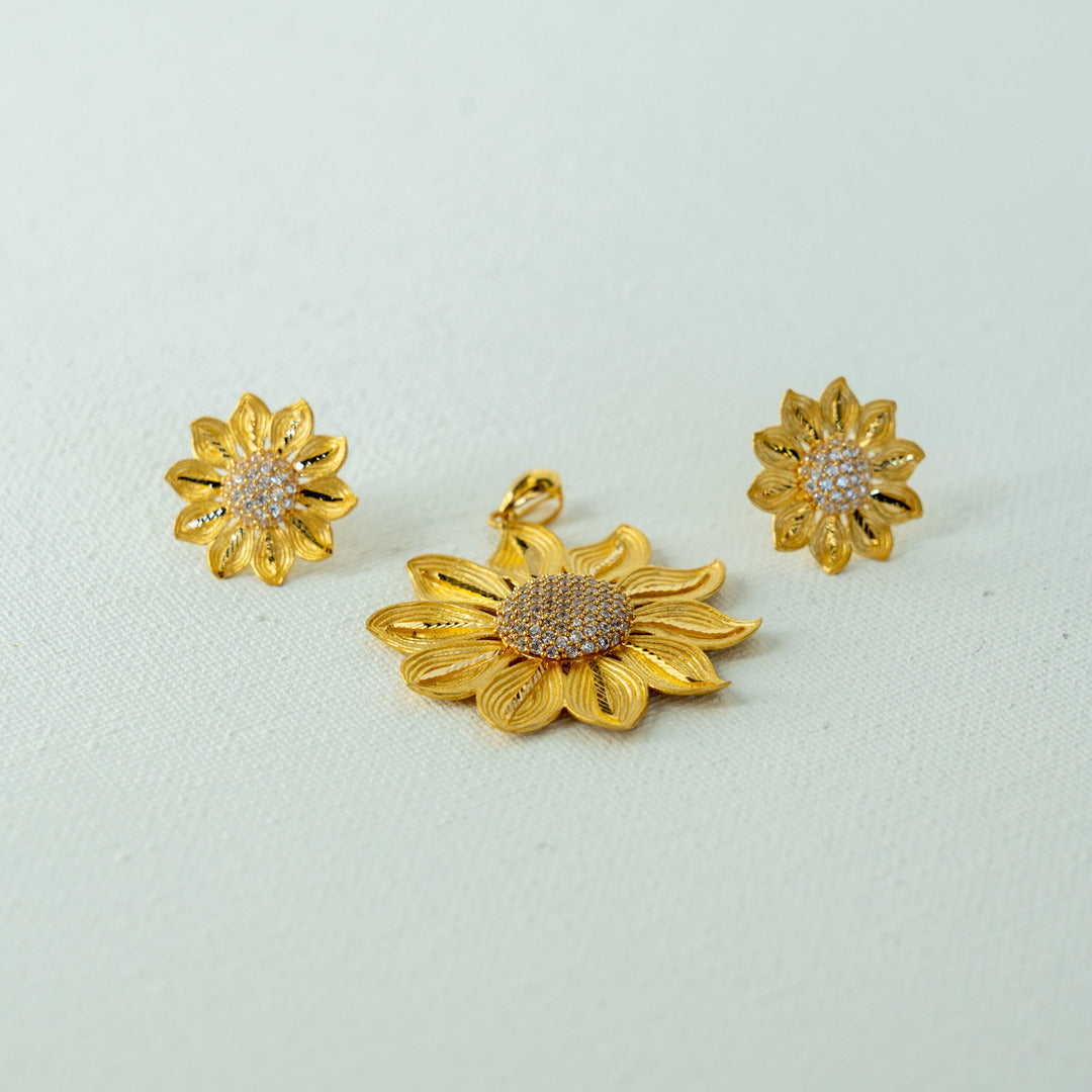 Diamond embellished floral gold pendant set