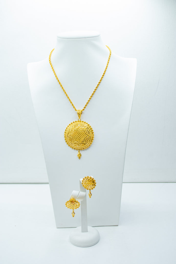 Imposing gold necklace set