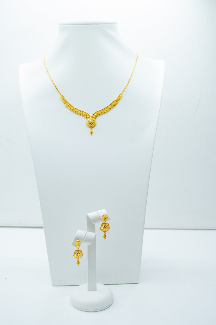 Treble chain gold necklace set