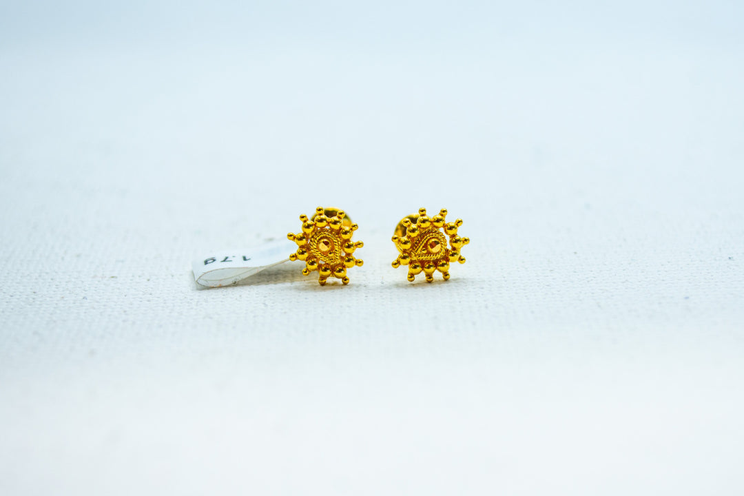 Traditional gold back studs earrings