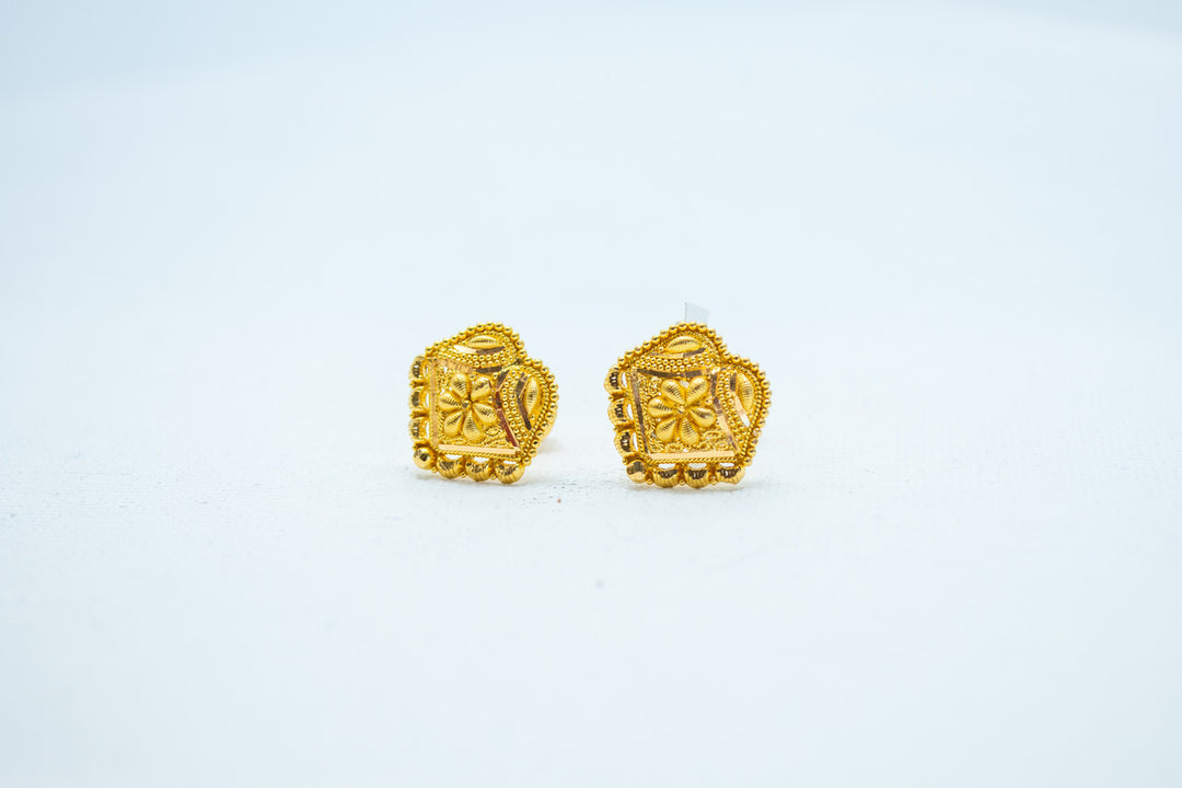 Timeless gold earrings