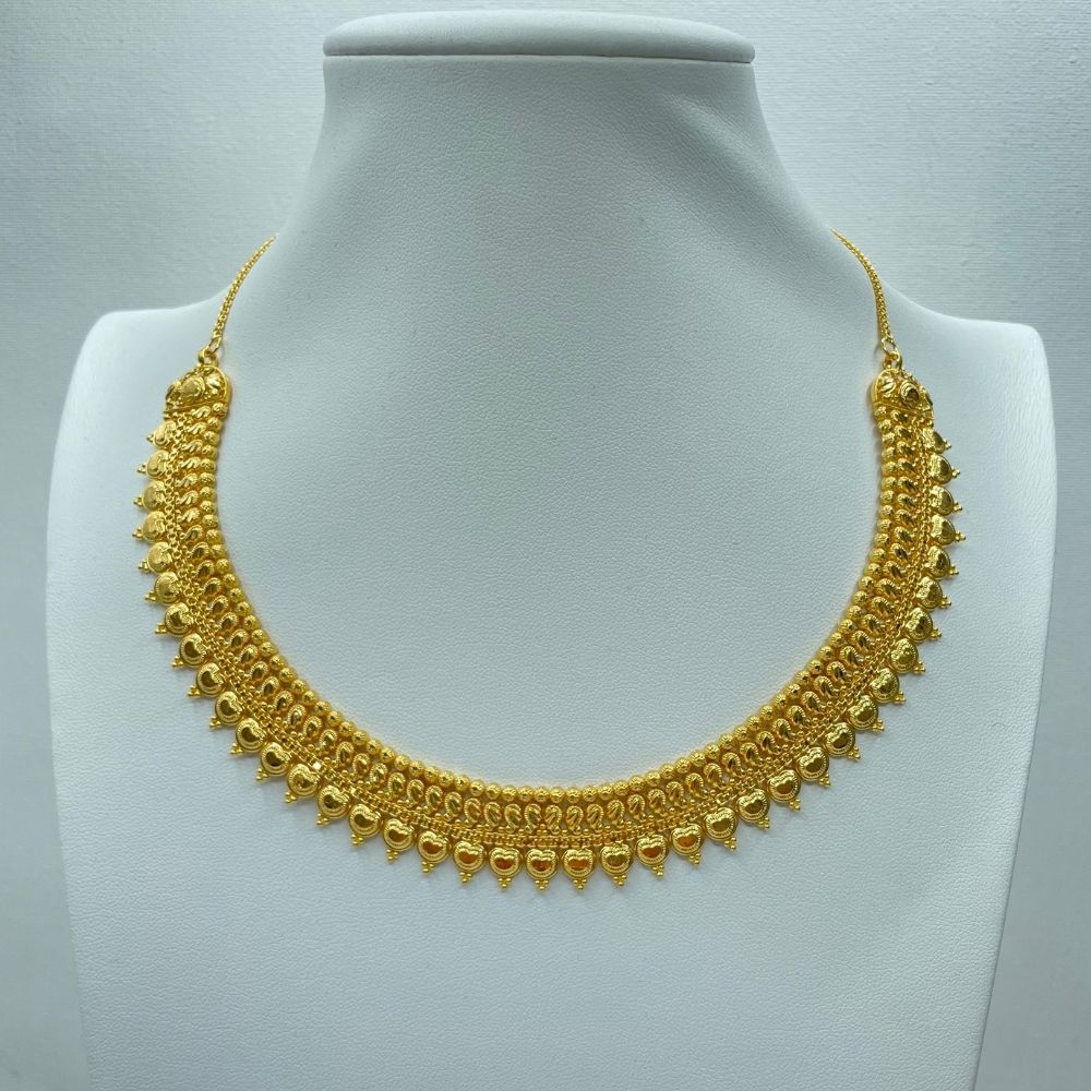 Traditional, round necklace-