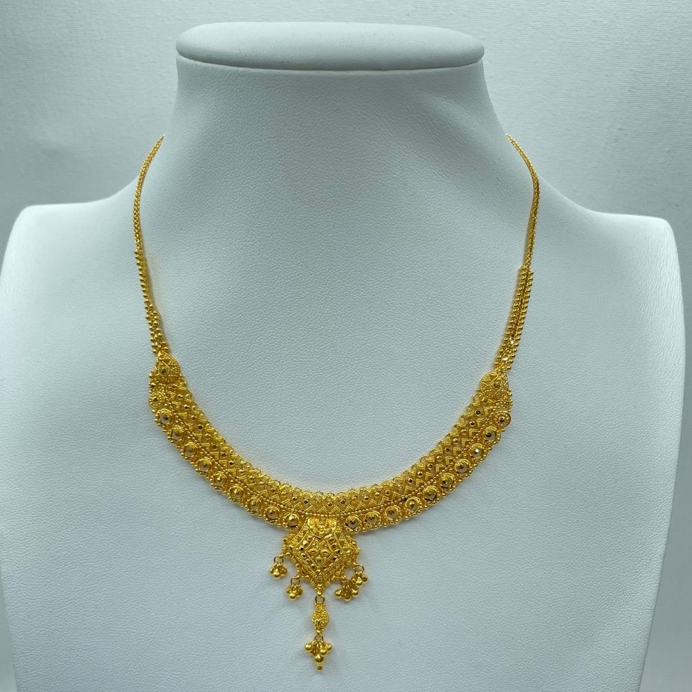 Delicate traditional gold necklace jewelry set